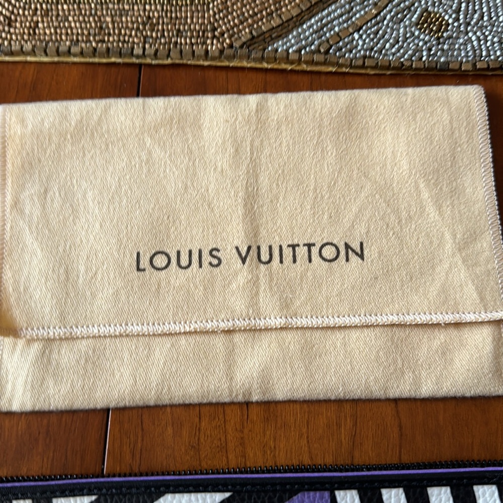 Authentic Pre-Loved Louis Vuitton Monogram Long wallet - Snap closure - zipper - Picture 8 of 9